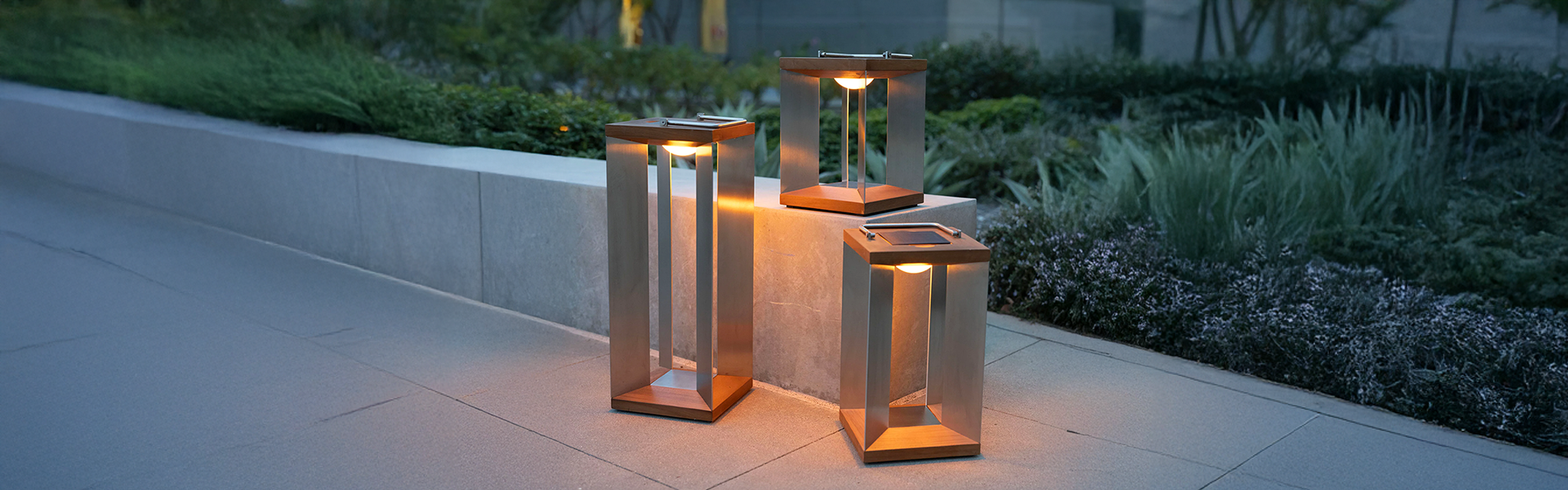 05 Les Jardins Blade Solar Lighting slider desktop teak 05 Les Jardins Blade Solar Lighting slider desktop teak