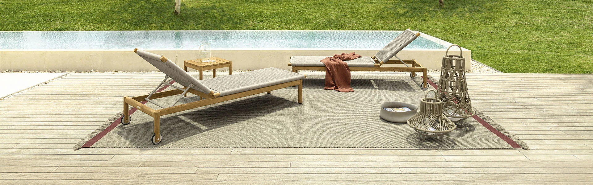 05 Talenti Dolcevita Teak slider desktop Sunbed and side table 05 Talenti Dolcevita Teak slider desktop Sunbed and side table