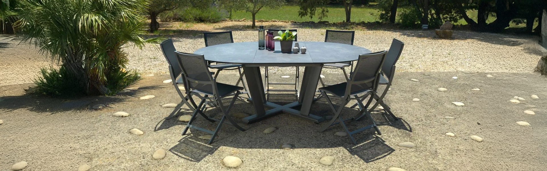 Les Jardins Hegoa Koton slider desktop 03 Round extendable table white folding chairs