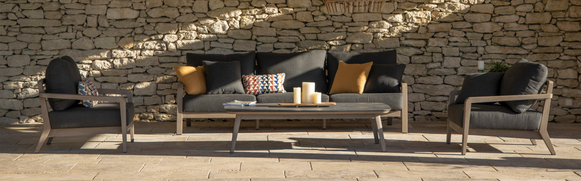 Les Jardins Main slider desktop 01 Copenhague Three seats sofa w low table and armchairs Les Jardins Main slider desktop 01 Copenhague Three seats sofa w low table and armchairs