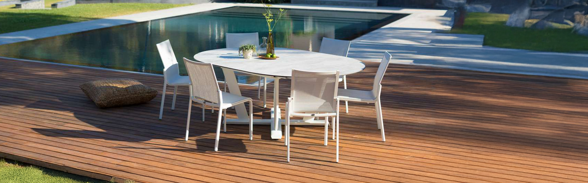 Les Jardins Main slider desktop 05 Hegoa Koton Round extendable table white stackable chairs Les Jardins Main slider desktop 05 Hegoa Koton Round extendable table white stackable chairs