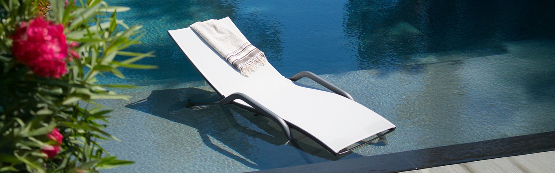 Les Jardins Yolo slider desktop 03 Chaise Lounger white and grey